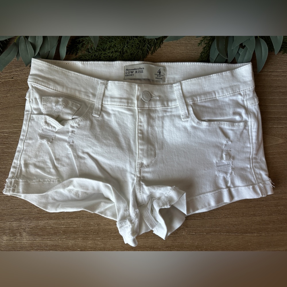 ✨ LIKE NEW✨ Abercrombie & Fitch White distressed denim shorts